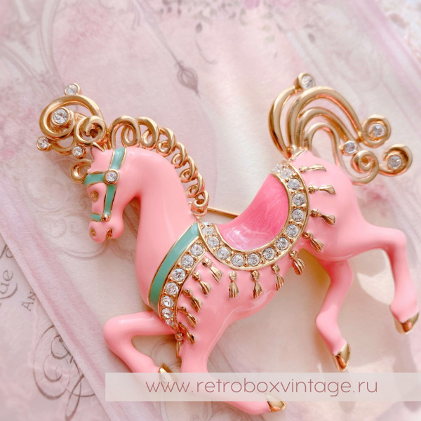 BOB MACKIE Брошь «Царская лошадь: розовая»