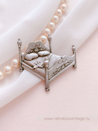JJ / JONET JEWELRY Брошь "Ложе для двоих" кровать