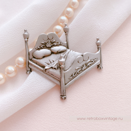 JJ / JONET JEWELRY Брошь "Ложе для двоих" кровать