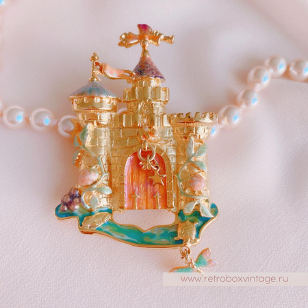 KIRKS FOLLY Брошь «Земляничный замок» с открывающейся дверью