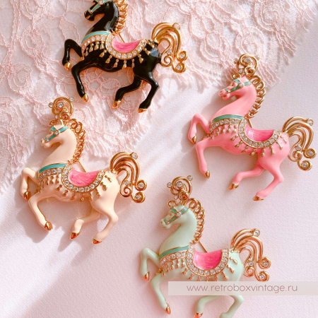 В коллекции выпущены лошадки разных оттенков