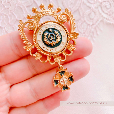 ST. JOHN Брошь "Символ чести" с подвеской крестом