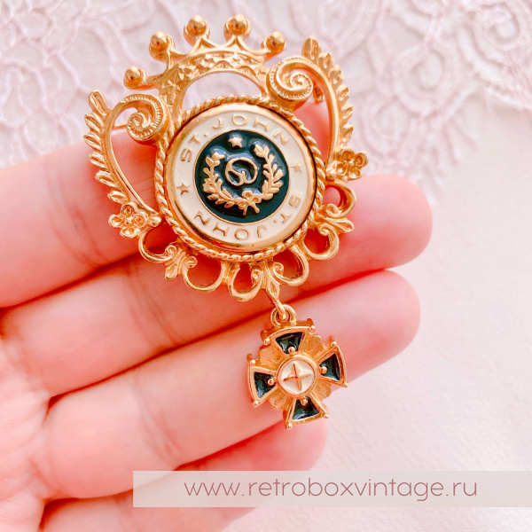 ST. JOHN Брошь "Символ чести" с подвеской крестом