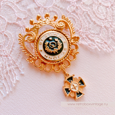 ST. JOHN Брошь "Символ чести" с подвеской крестом