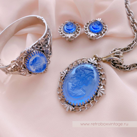 WHITING AND DAVIS Комплект «Голубые камеи» ожерелье и клипсы