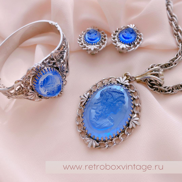 WHITING AND DAVIS Комплект «Голубые камеи» ожерелье и клипсы