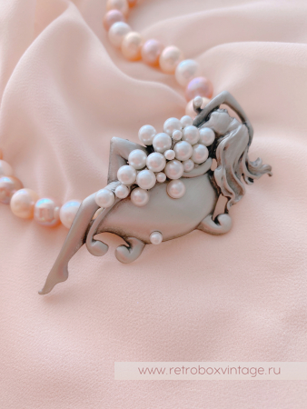 JJ / JONET JEWELRY Брошь «И пусть весь мир подождет: девушка в ванной» серебро и жемчуг
