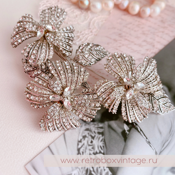 CINER for JOAN RIVERS Брошь «Шеррон: три цветка» Private Collection