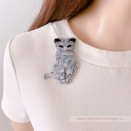 LEA STEIN Брошь «Кот Саша: серый мрамор» темные глазки