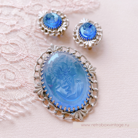 WHITING AND DAVIS Комплект «Секрет Афродиты: голубые камеи» брошь и клипсы