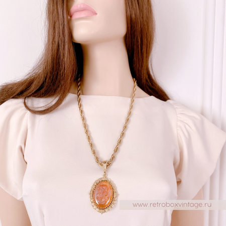 WHITING AND DAVIS Кулон на цепочке "Медовая камея"