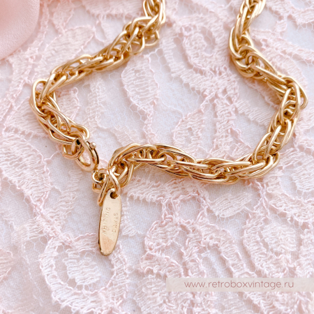 WHITING AND DAVIS Кулон на цепочке "Медовая камея"