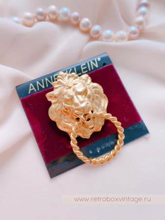 ANNE KLEIN Брошь «Лев с кольцом»
