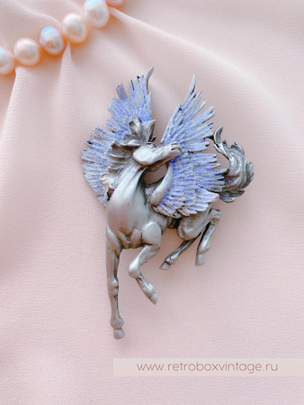 JJ / JONET JEWELRY Брошь «Крылатый пегас: лавандовый серебро»