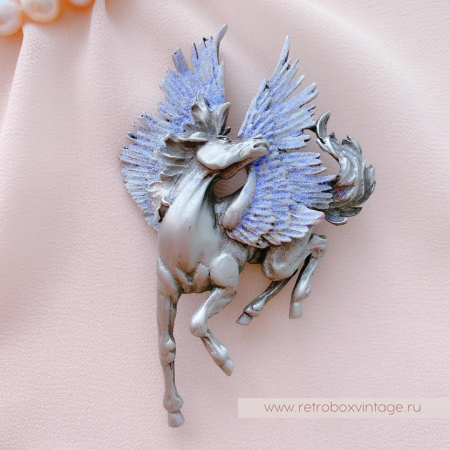 JJ / JONET JEWELRY Брошь «Крылатый пегас: лавандовый серебро»