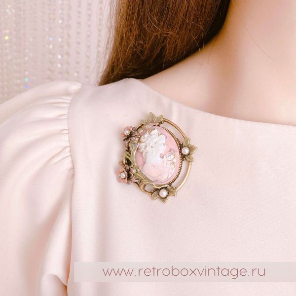 SWEET ROMANCE Брошь "Камея в цветах"