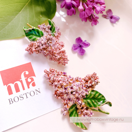 Брошь была выпущена в двух размерах (в данном описании предлагается та, что меньше)