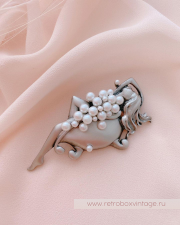 JJ / JONET JEWELRY Брошь «И пусть весь мир подождет: девушка в ванной» серебро и жемчуг