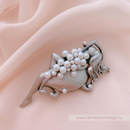 JJ / JONET JEWELRY Брошь «И пусть весь мир подождет: девушка в ванной» серебро и жемчуг