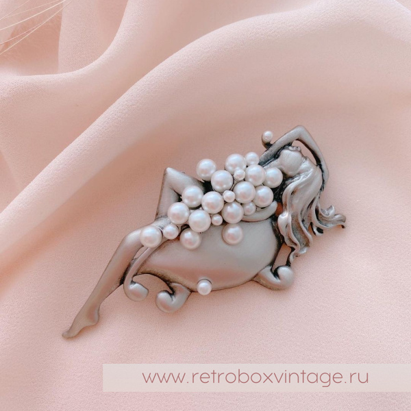 JJ / JONET JEWELRY Брошь «И пусть весь мир подождет: девушка в ванной» серебро и жемчуг