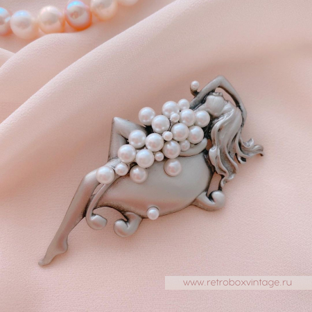 JJ / JONET JEWELRY Брошь «И пусть весь мир подождет: девушка в ванной» серебро и жемчуг