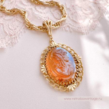 WHITING AND DAVIS Кулон на цепочке "Медовая камея"