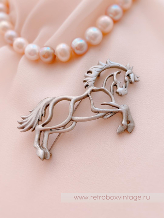JJ / JONETTE JEWELRY Брошь «Быть на коне»