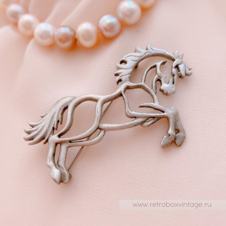 JJ / JONETTE JEWELRY Брошь «Быть на коне»