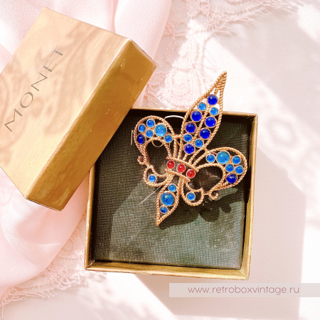 MONET Брошь «Королевский флер де лис» синими кабошонами (в коробке)