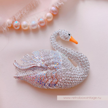 JOAN RIVERS Брошь «Белая лебедь»