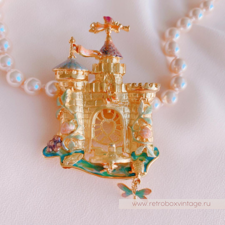 KIRKS FOLLY Брошь «Земляничный замок» с открывающейся дверью