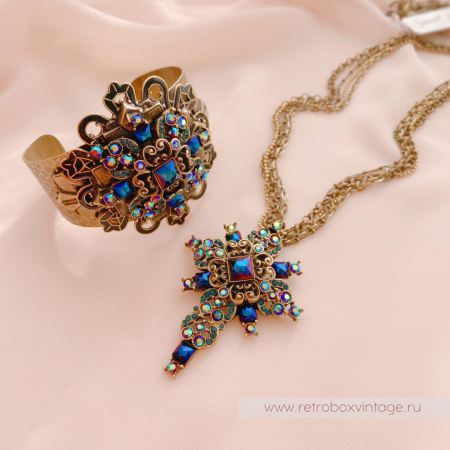 SWEET ROMANCE Браслет-каф «Кассиопея: крест с кристаллами павлин»