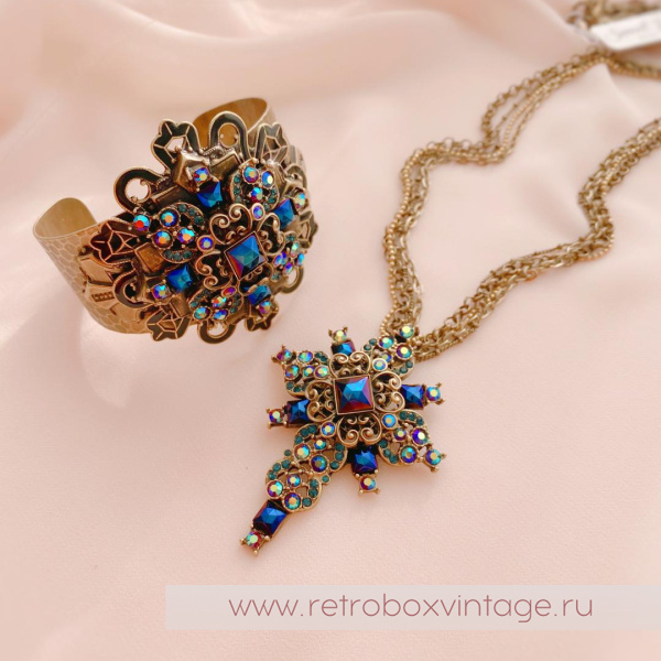 SWEET ROMANCE Браслет-каф «Кассиопея: крест с кристаллами павлин» SWEET ROMANCE Браслет-каф «Кассиопея: крест с кристаллами павлин»