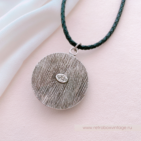 KIRKS FOLLY Кулон на кожаном шнуре "Лунная гладь: изумрудная водяная луна в серебре"