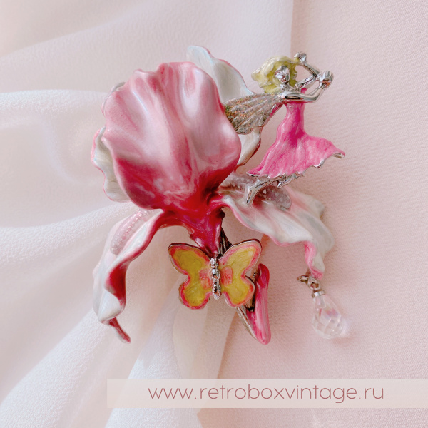 KIRKS FOLLY Брошь «Розовый ирис с феей, бабочкой и капелькой росы»