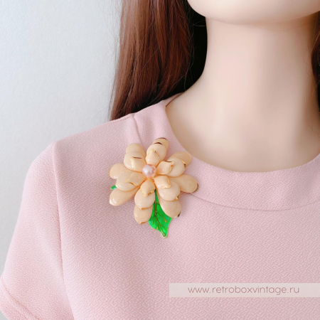 JOAN RIVERS Брошь «Пудрово-бежевая гардения»