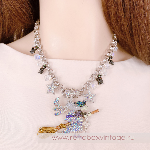 KIRKS FOLLY Кулон на магнитной цепочке "Ведьмы не стареют!"