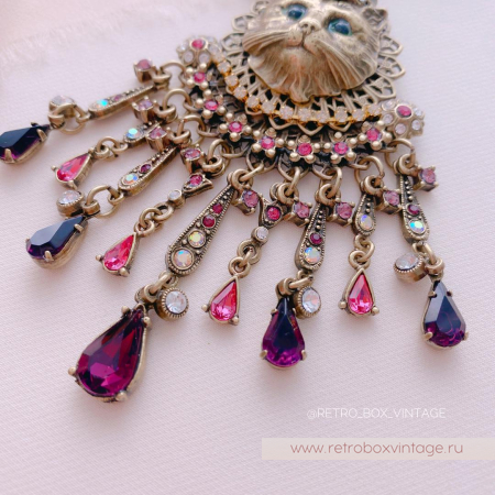 SWEET ROMANCE Брошь «Королева кошек: розово-пурпурные кристаллы»