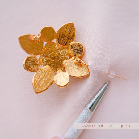 1. Проткните ткань иглой и наденьте силиконовый держатель (стопер) перед тем, как застегнуть замочек 1. Проткните ткань иглой и наденьте силиконовый держатель (стопер) перед тем, как застегнуть замочек