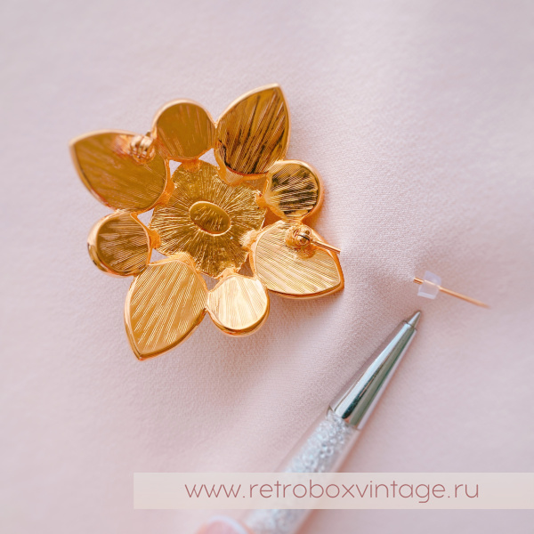 1. Проткните ткань иглой и наденьте силиконовый держатель (стопер) перед тем, как застегнуть замочек 1. Проткните ткань иглой и наденьте силиконовый держатель (стопер) перед тем, как застегнуть замочек