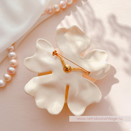 ST. JOHN Брошь «Нежная камелия»