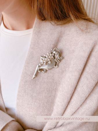 JJ / JONET JEWELRY Брошь «И пусть весь мир подождет: девушка в ванной» серебро и жемчуг