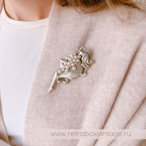 JJ / JONET JEWELRY Брошь «И пусть весь мир подождет: девушка в ванной» серебро и жемчуг