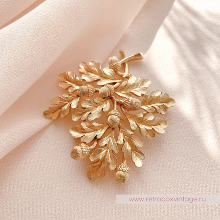 TRIFARI Брошь «Дубовая веточка с желудями: золото»