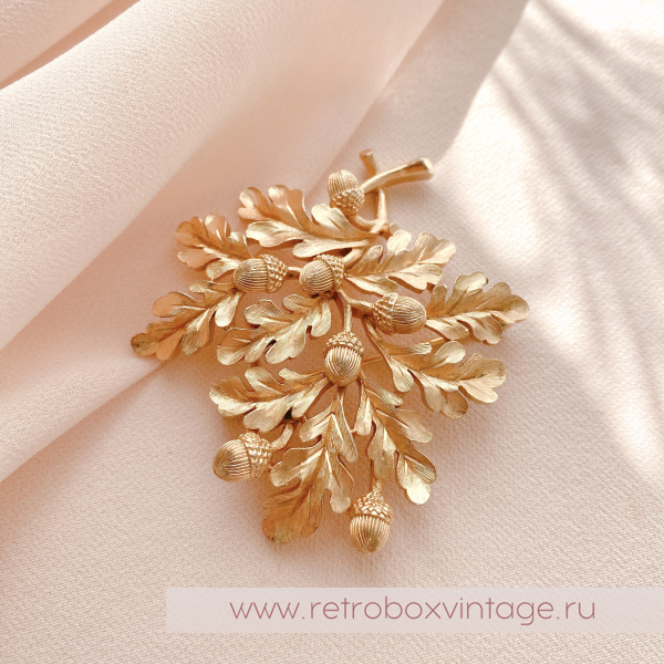TRIFARI Брошь «Дубовая веточка с желудями: золото»
