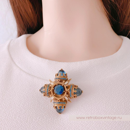 BENEDIKT N.Y. Брошь «Мальтийский крест сапфир»