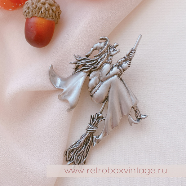 JJ / JONET JEWELRY Брошь «На шабаш: ведьмочка на метле»