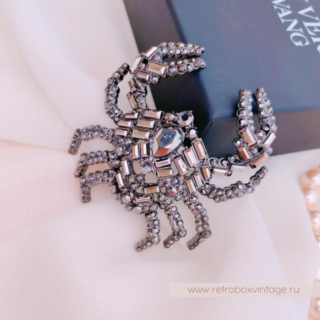 VERA WANG Брошь «Счастливый крабик»