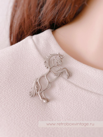 JJ / JONETTE JEWELRY Брошь «Быть на коне»