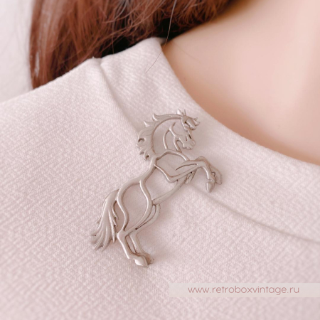 JJ / JONETTE JEWELRY Брошь «Быть на коне»